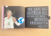 Steinleitner, Jona, Wie sähe das Universum aus, wenn es der Mensch erschaffen hätte, Buch, Airbrush-Technik + Collage, W-Seminar [photo]BUCH, 2020